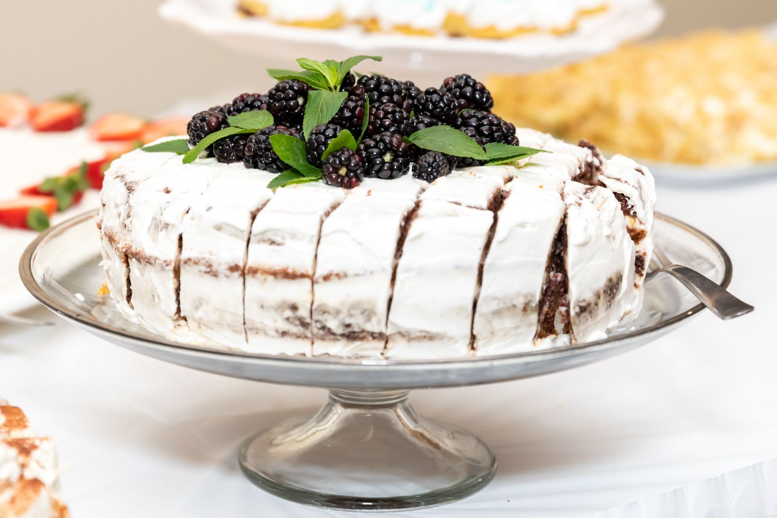 How big a cake do I need? Sizes, servings and lead times
