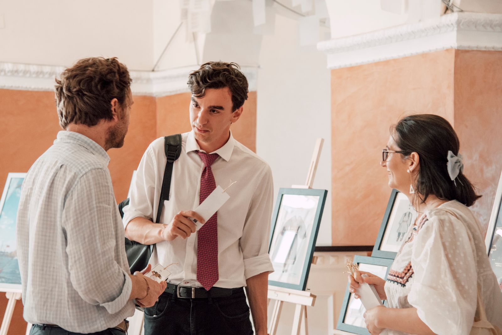 What to expect at a gallery opening