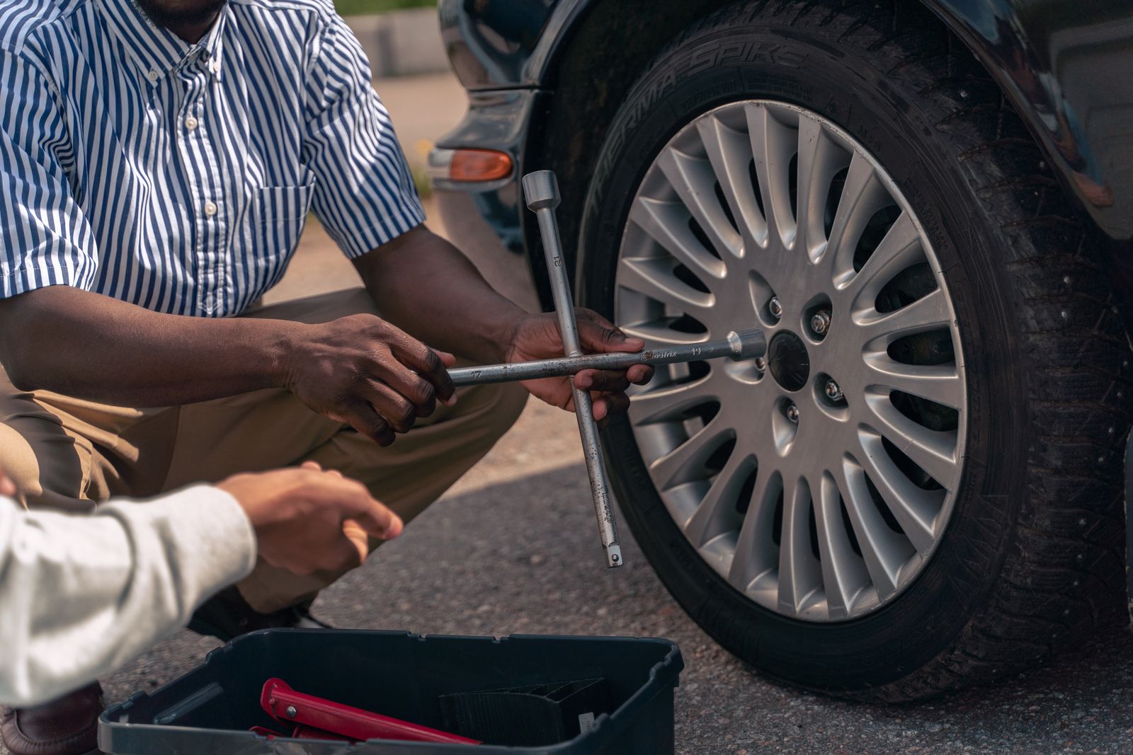 Flat tyre on the road: change it or call for help?