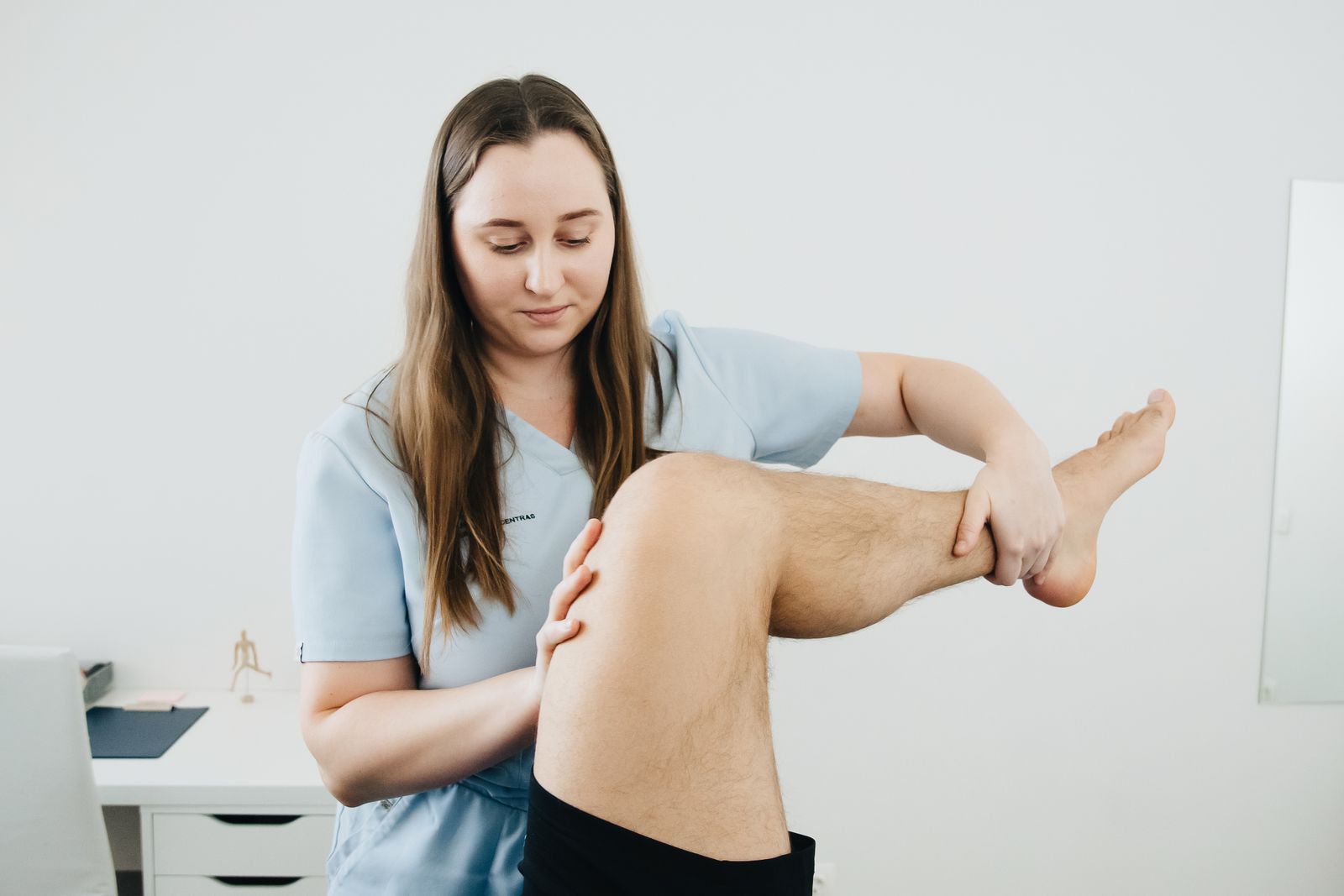 A physiotherapist treating a patient’s knee