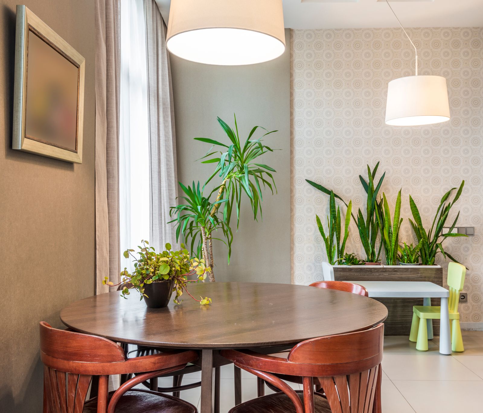 Dining room with an arched window