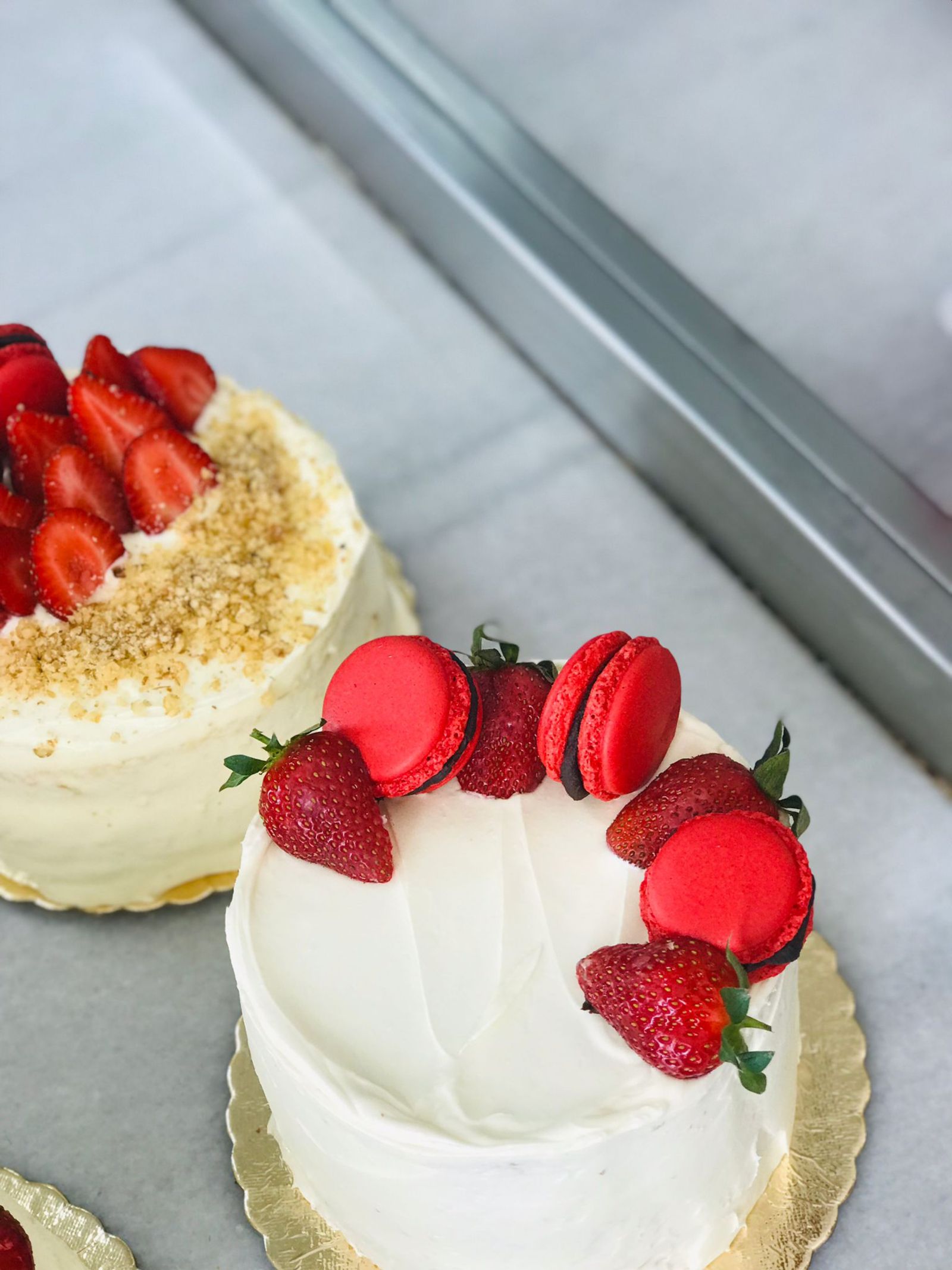 Strawberry & macaron sponge