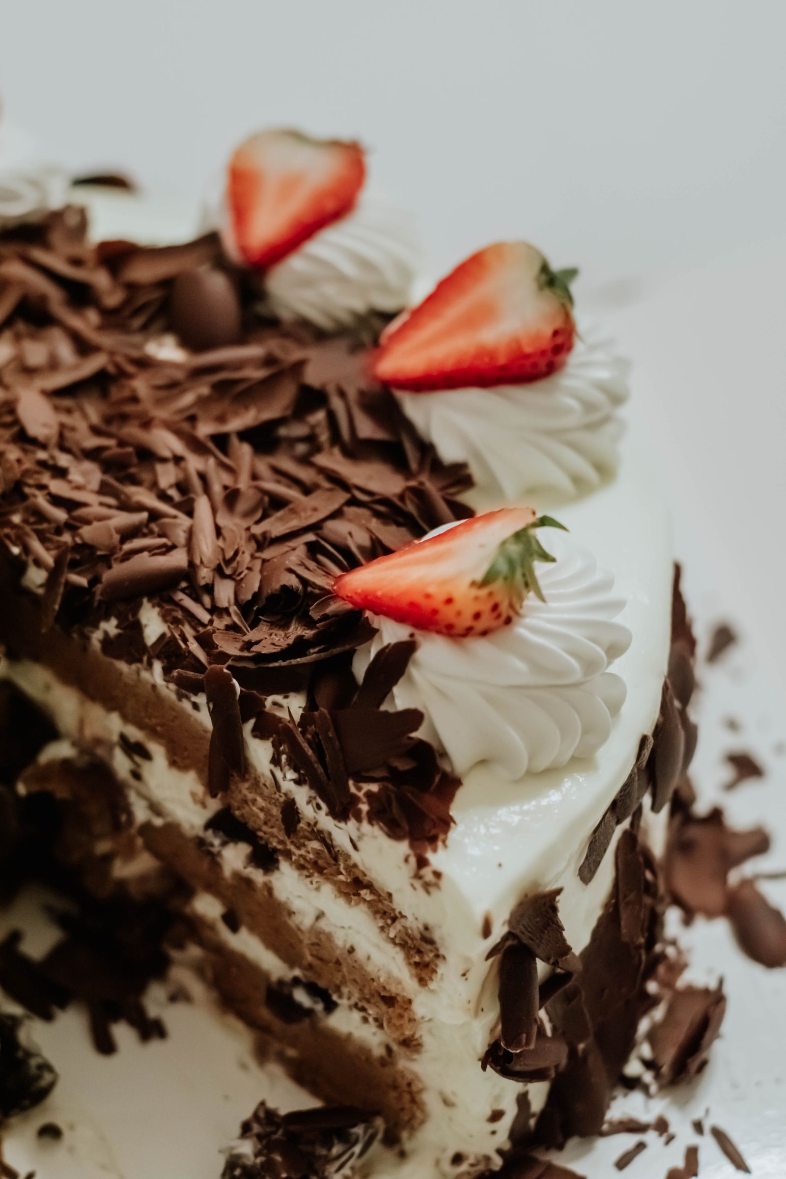 Chocolate cake with strawberries