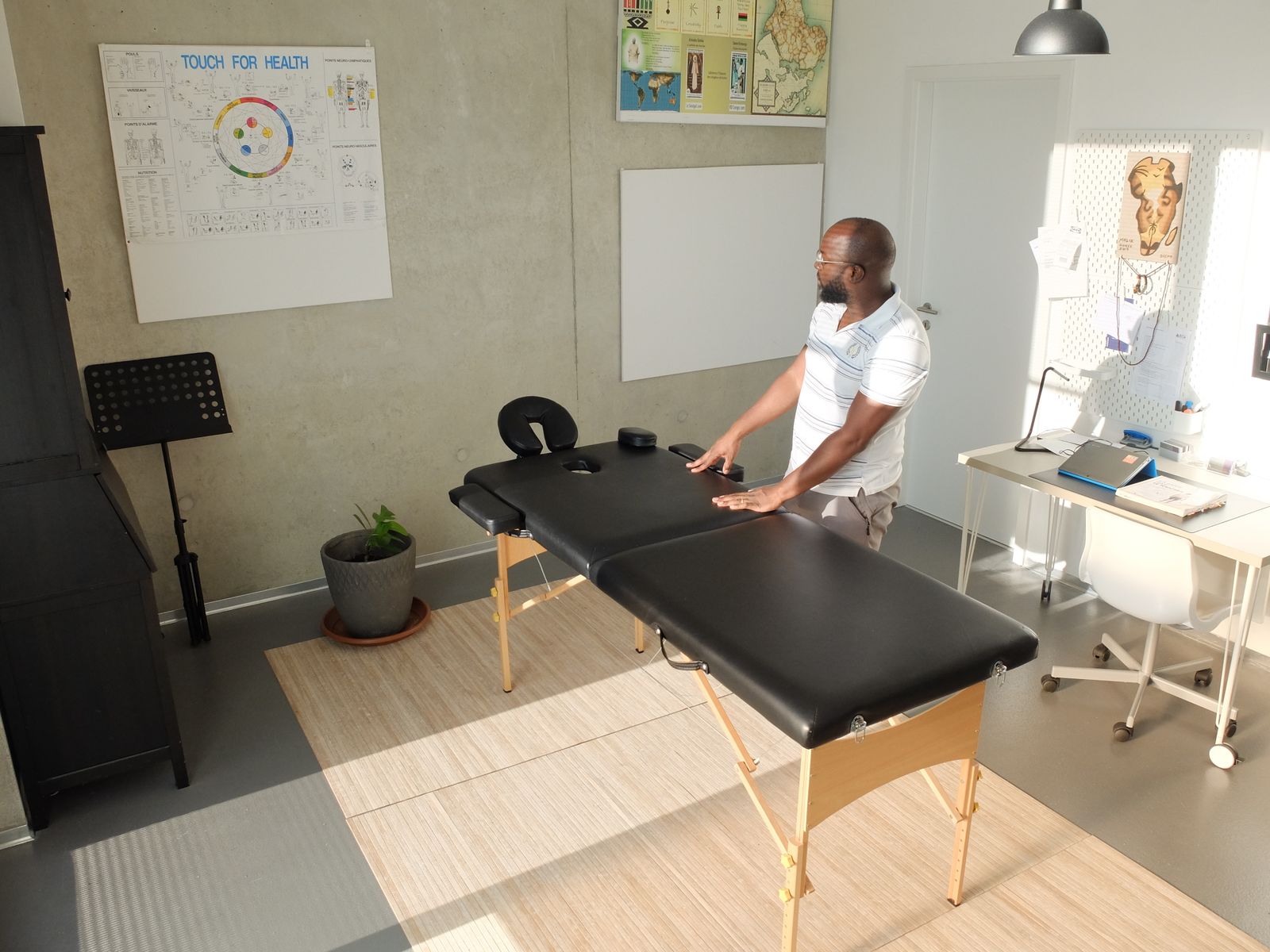 A calm chiropractic treatment room