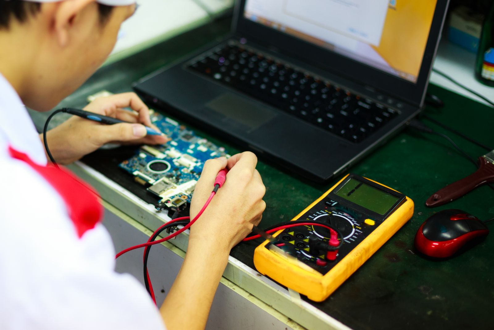 Illustration of a technician repairing a laptop at the workbench