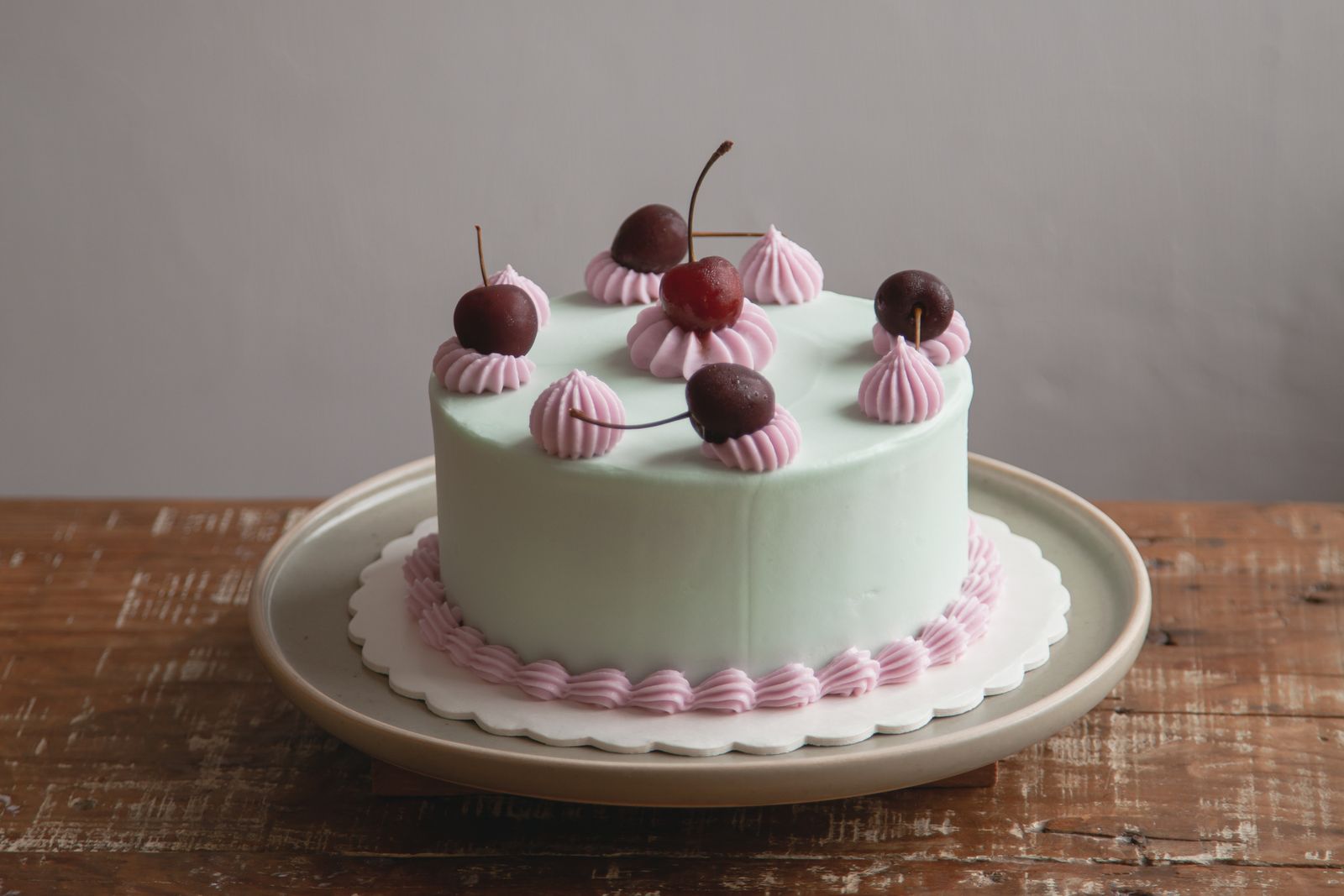 A round gelato cake on a cake stand